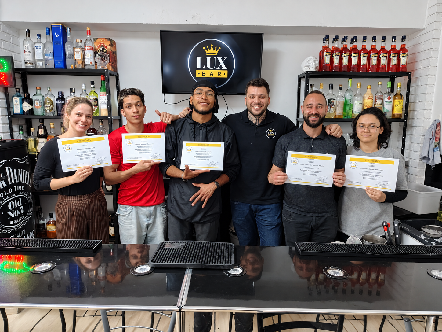 Turma da LuxBar com certificados no bar-escola