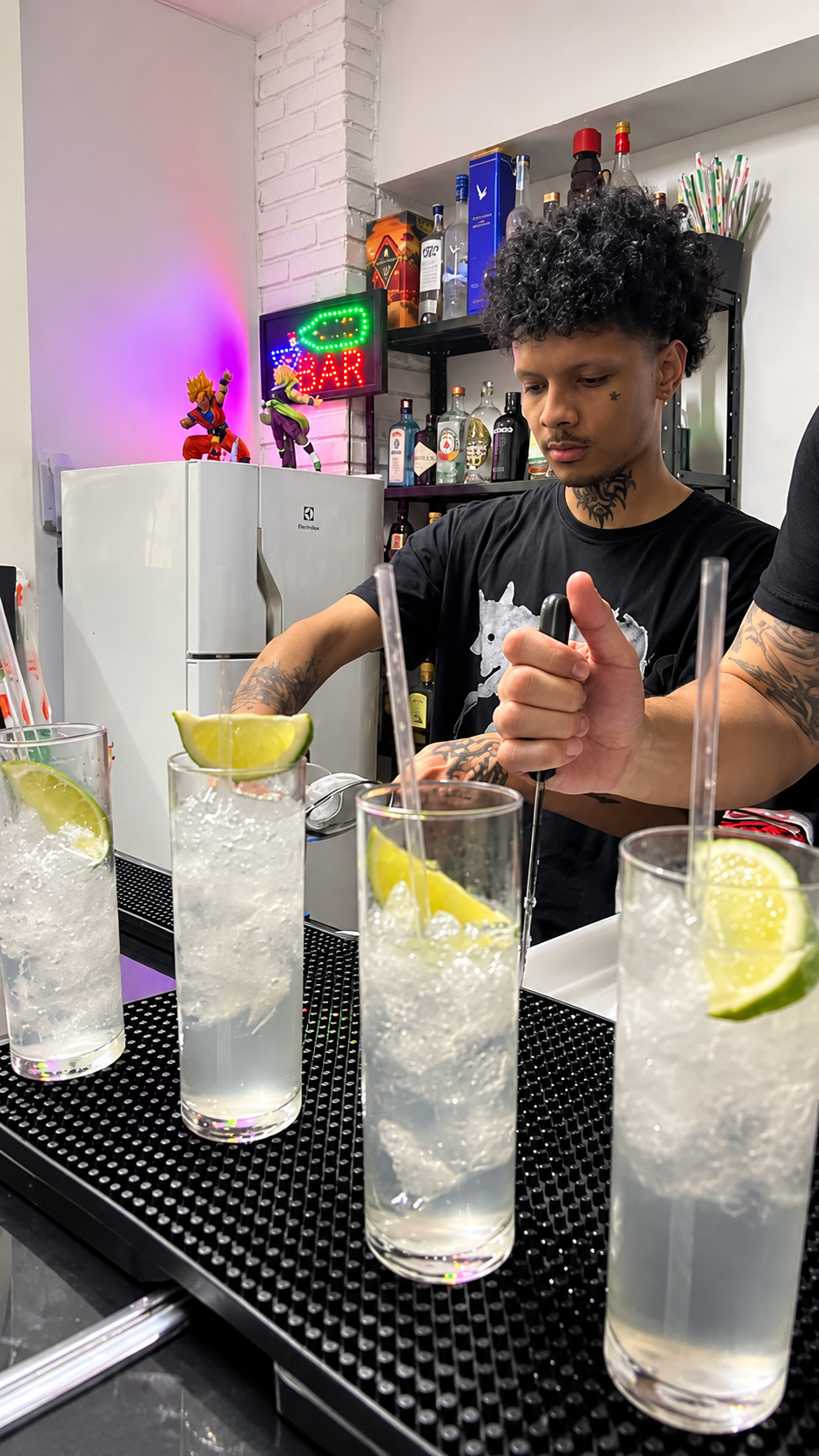 Aluno preparando drinks durante o curso intensivo da LuxBar