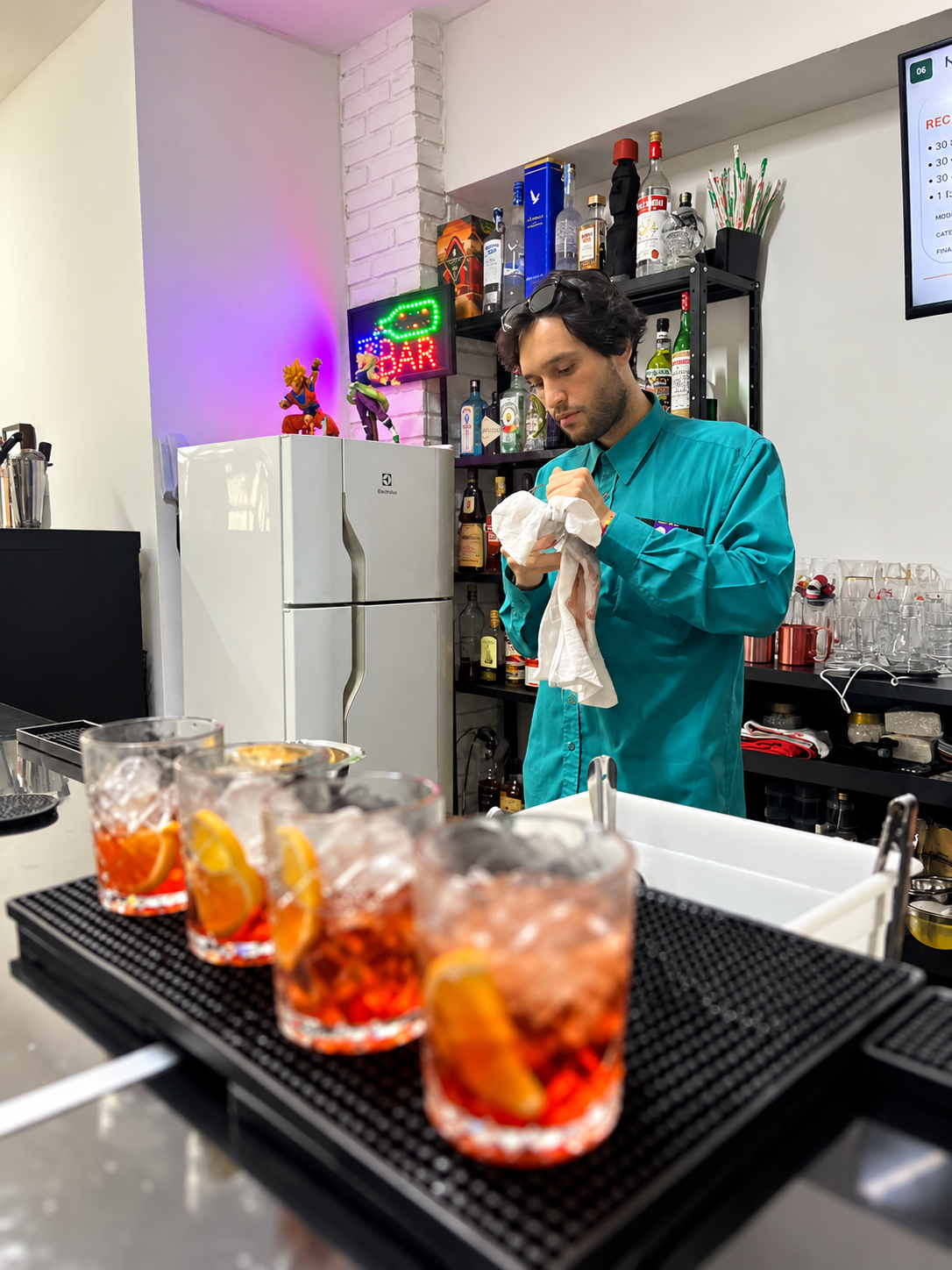 Aluno praticando o serviço de bar