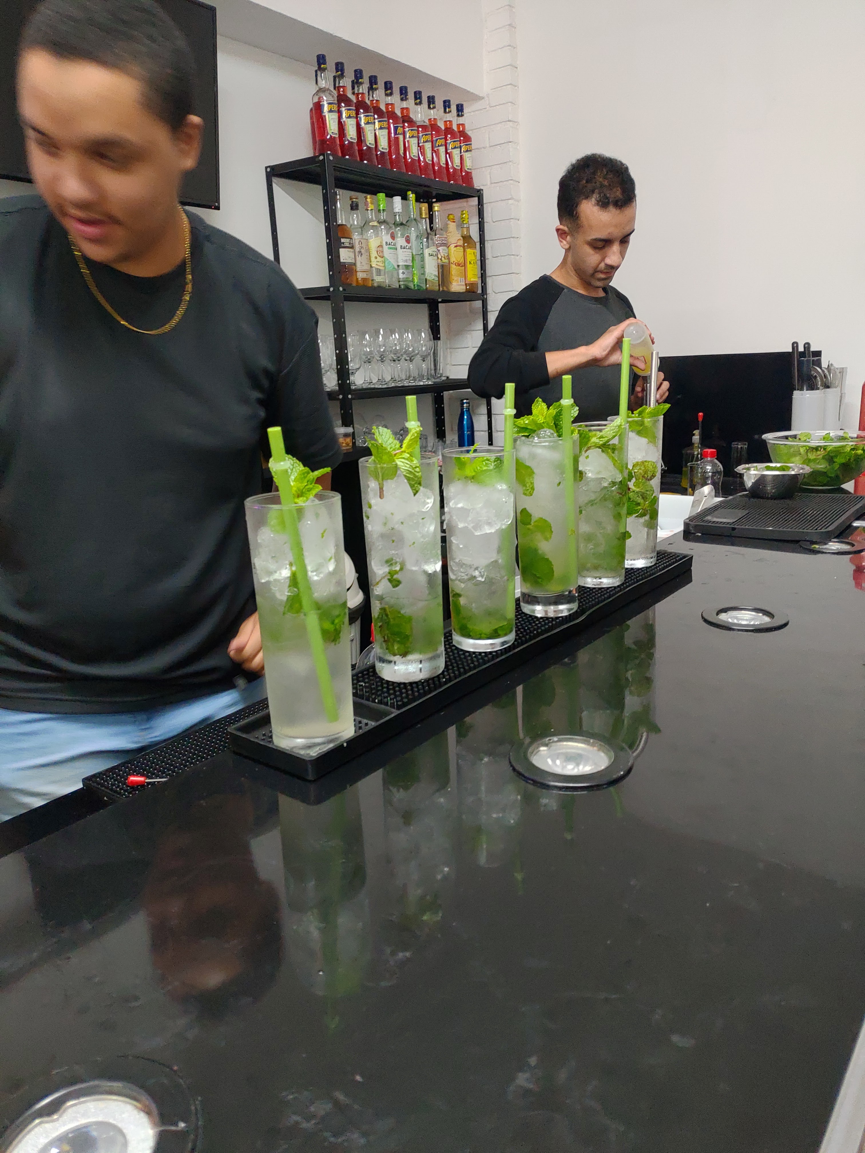 Preparação de drinks em aula prática