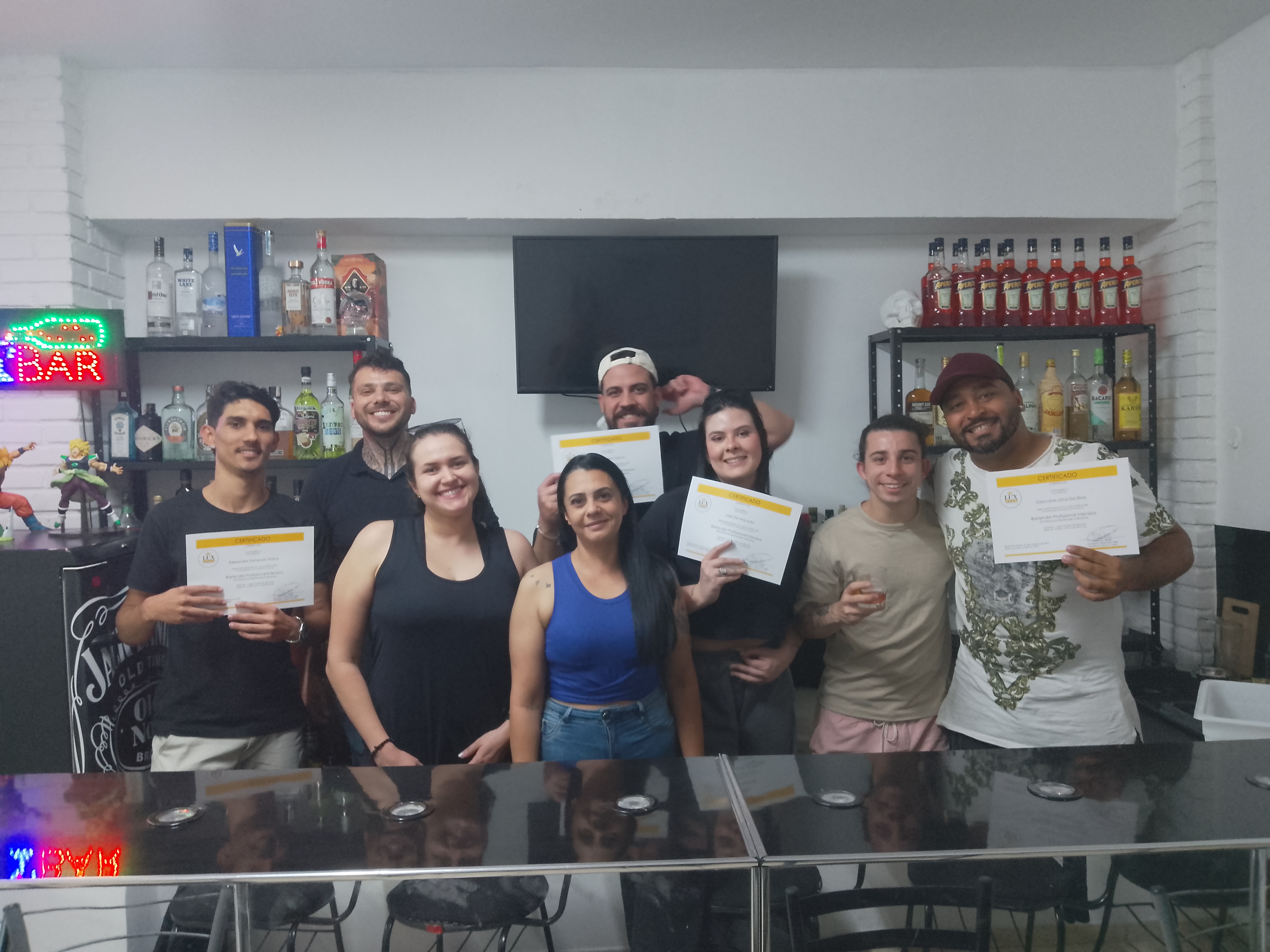 Turma reunida com certificados na LuxBar